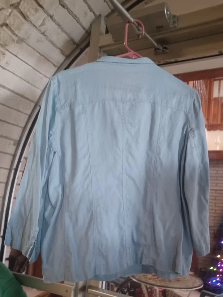 Camisa para mujer Cherokee 100 % lino abotonada grande azul claro Foto 2 de 4