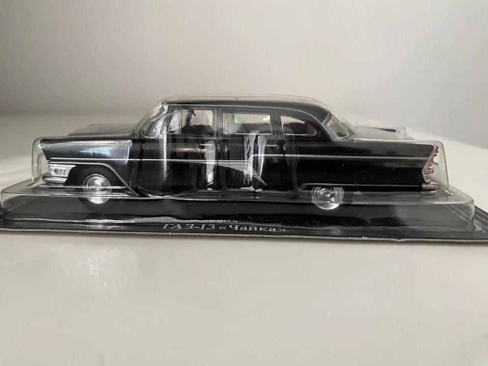 Diecast Soviet car GAZ 13 ГАЗ 13 Чайка DeAGOSTINI 1/43 Scale limousine - Image 3 of 4