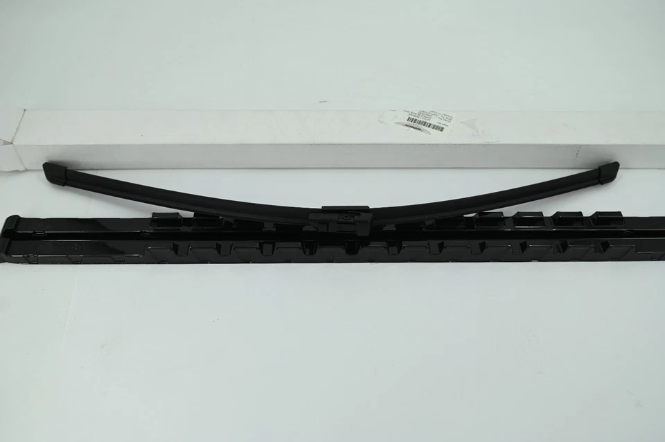 Limpiaparabrisas delantero izquierdo original OEM Aston Martin P/N HY53-17529-AA Foto 2 de 4