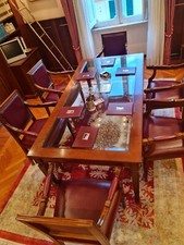 tavolo in noce con piano di cristallo molato e n° 6 poltrone in pelle bordeaux 