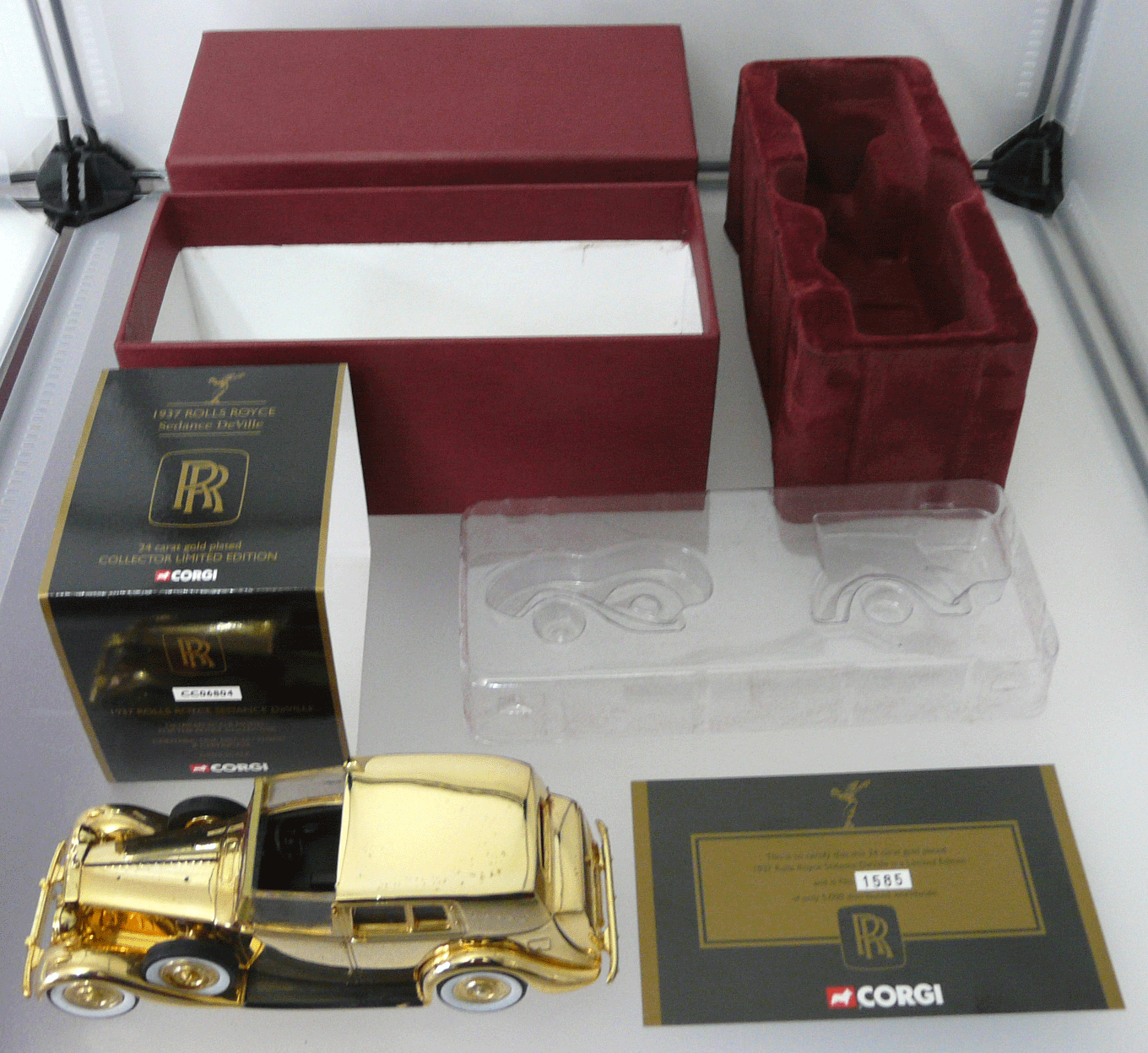 CORGI James Bond Goldfinger Rolls-Royce 24ct Gold MIB 1585 CORGI James Bond Goldfinger Rolls-Royce 24ct Gold MIB 1585