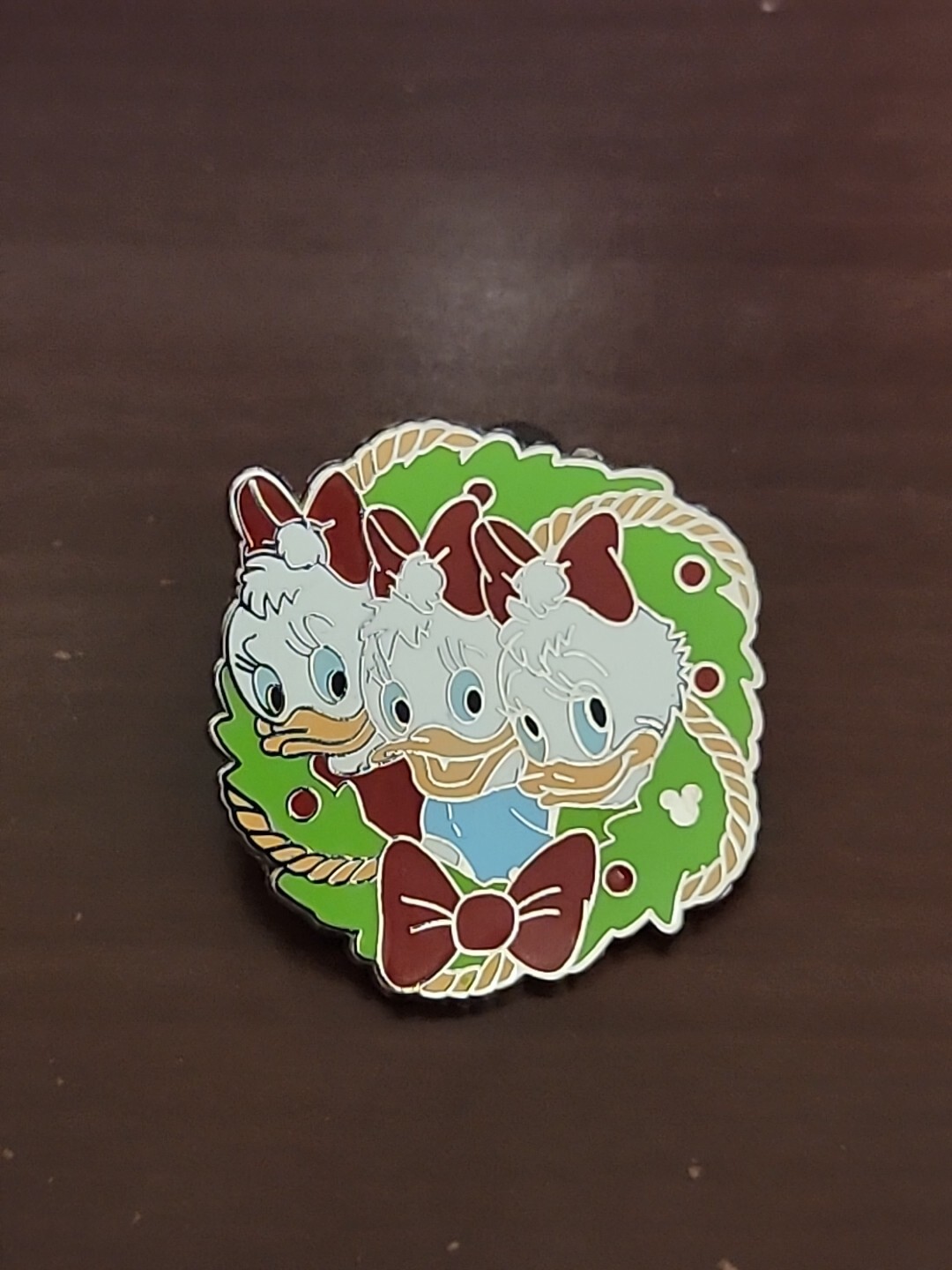 Disney Pin 51363 DLR 2006 Disneyland Resort Holiday Wreath Hotel Lanyard Nieces