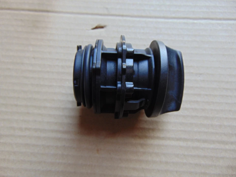 TAPA DE LLENADO DE ACEITE DE MOTOR CHEVROLET CRUZE SONIC VOLT 55586790 25192632 Foto 2 de 2