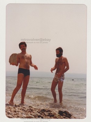 Bärtige junge Jungs pelzige hübsche Männer liebevolle hemdlose Badehose...