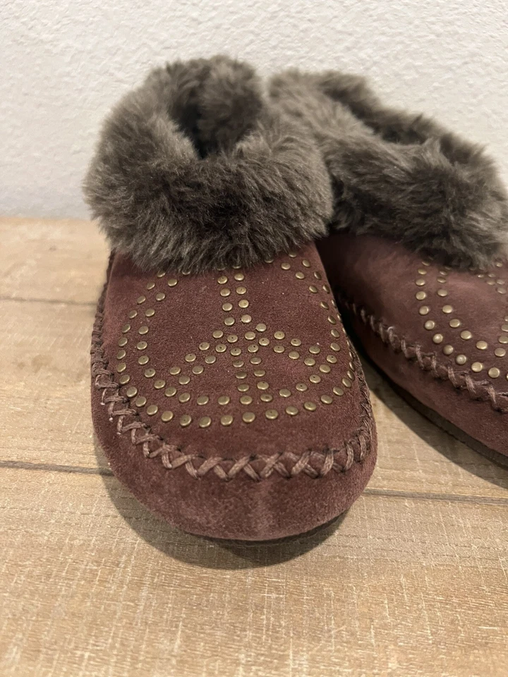 Zapatillas mocasín de gamuza marrón Lucky Brand con tachuelas signo de la paz piel sintética para mujer 9” Foto 2 de 4