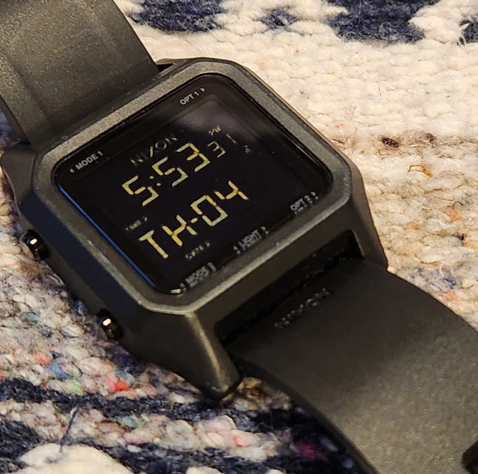 Reloj Digital Nixon Staple Negro 39mm Pantalla LCD Multifunción Banda Goma Foto 3 de 4