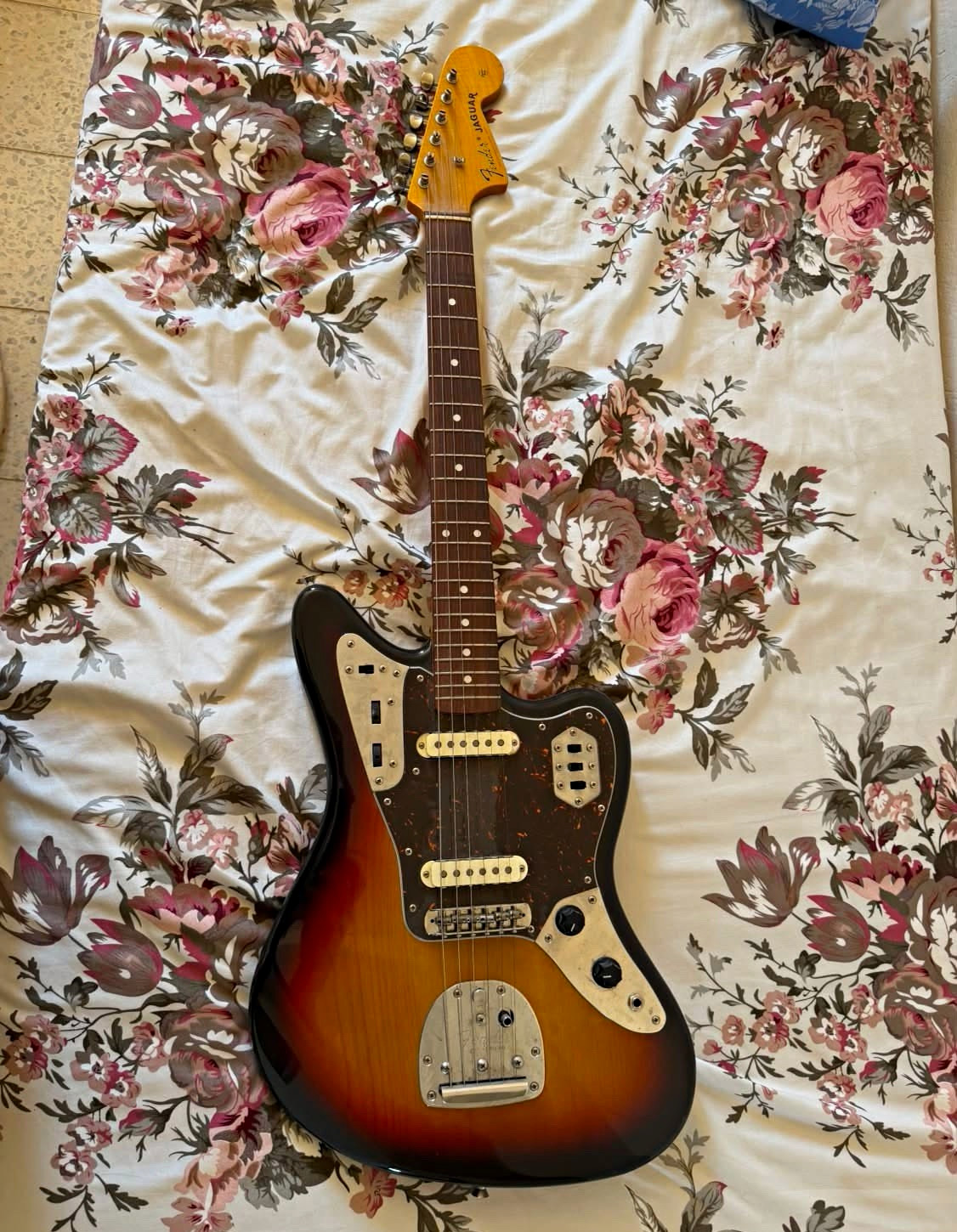 Fender Jaguar – Crafted in Japan (CIJ) – 3-Tone Sunburst (2006–2008)