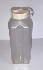 Rubbermaid Servin' Saver 1 Quart Drink Container With Almond Lid #2467