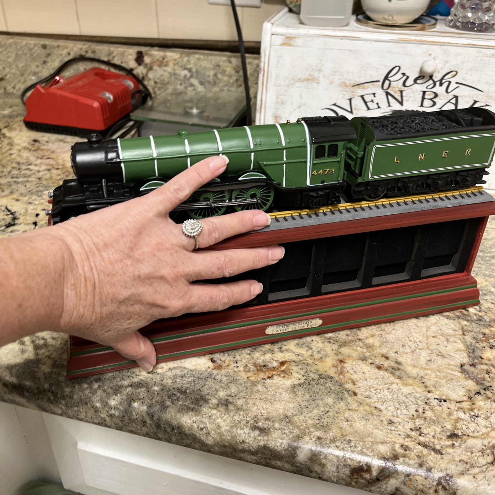 HORNBY R3086 LNER 4472 FLYING SCOTSMAN A1 CLASS 4-6-2 MODEL This is ...