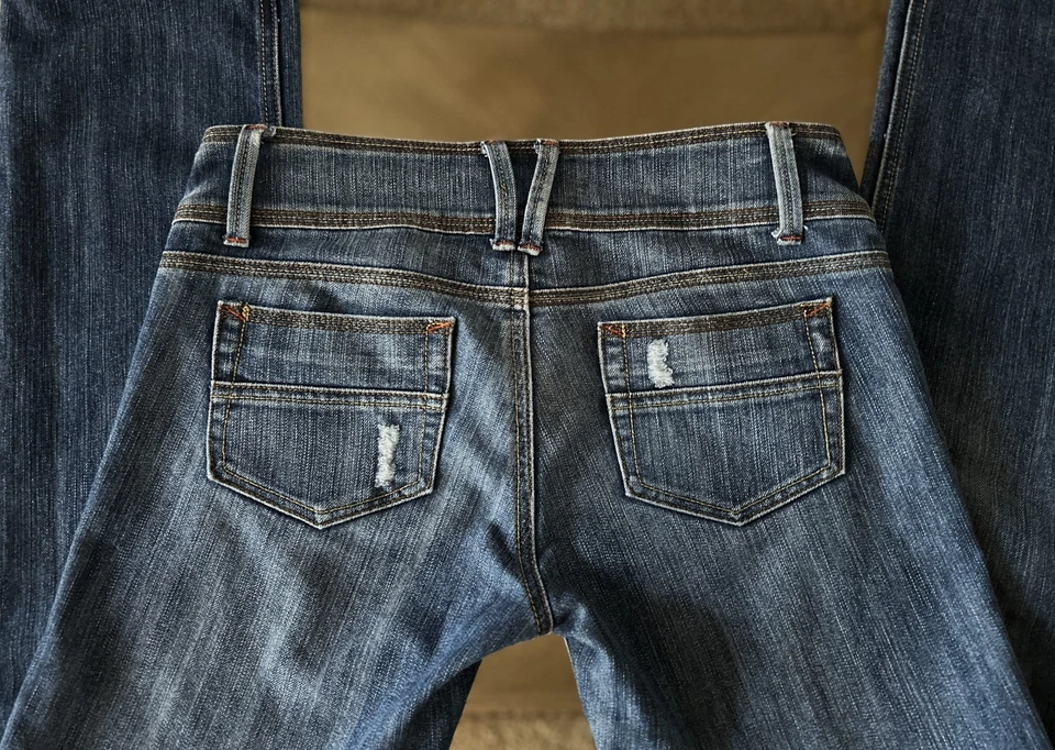 Pantalones de mezclilla Younique vintage para mujer talla 5 Y2K tiro bajo desgastados corte bota EC + GRATIS 🎁 Foto 2 de 4