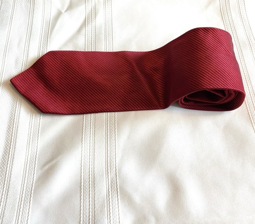HUGO BOSS Men's 100% Silk Red Geometric Textured Made in Italy Necktie - Picture 2 of 9