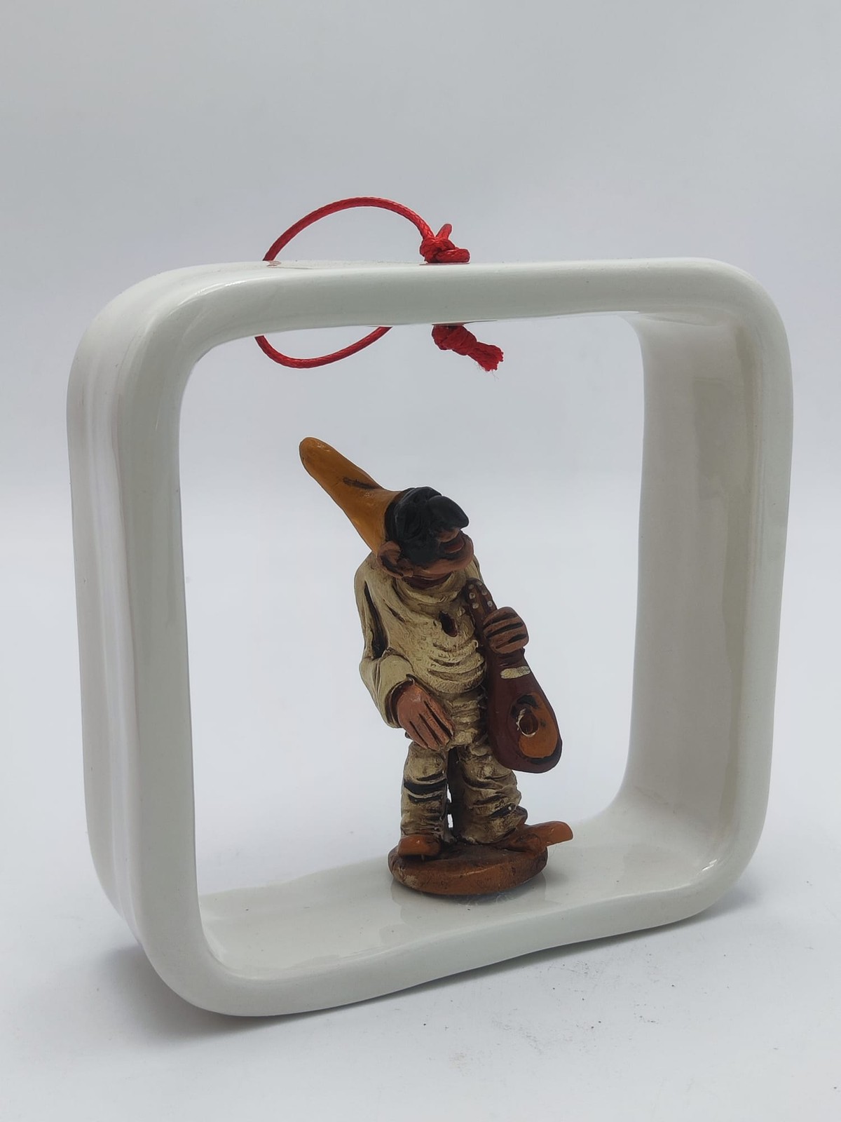 Quadro Cornice Bianca Pulcinella con Mandolino in Ceramica Artigianale