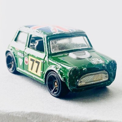 Morris Mini   1:64  2003  Mattel   british racing green   Dach: Britische Flagge