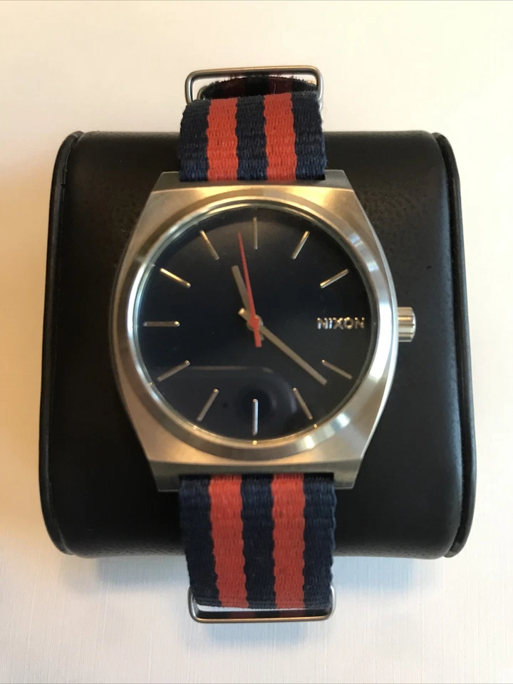 Reloj de cuarzo para hombre NIXON The Time Teller esfera azul marino analógico correa de nailon cara redonda Foto 3 de 4