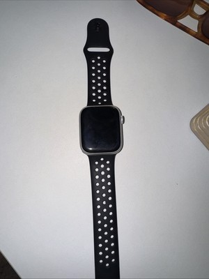 Apple Watch (Series 8) 45mm Silver Aluminum w/ Nike Sport Loop (GPS) - Very Good