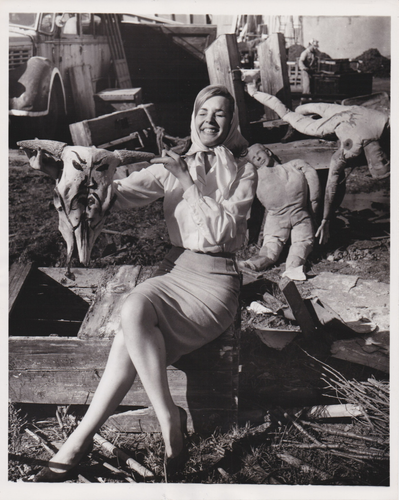 1961 Press Photo Leggy Italian Actress Franca Polesello at Film Studio Cemetery