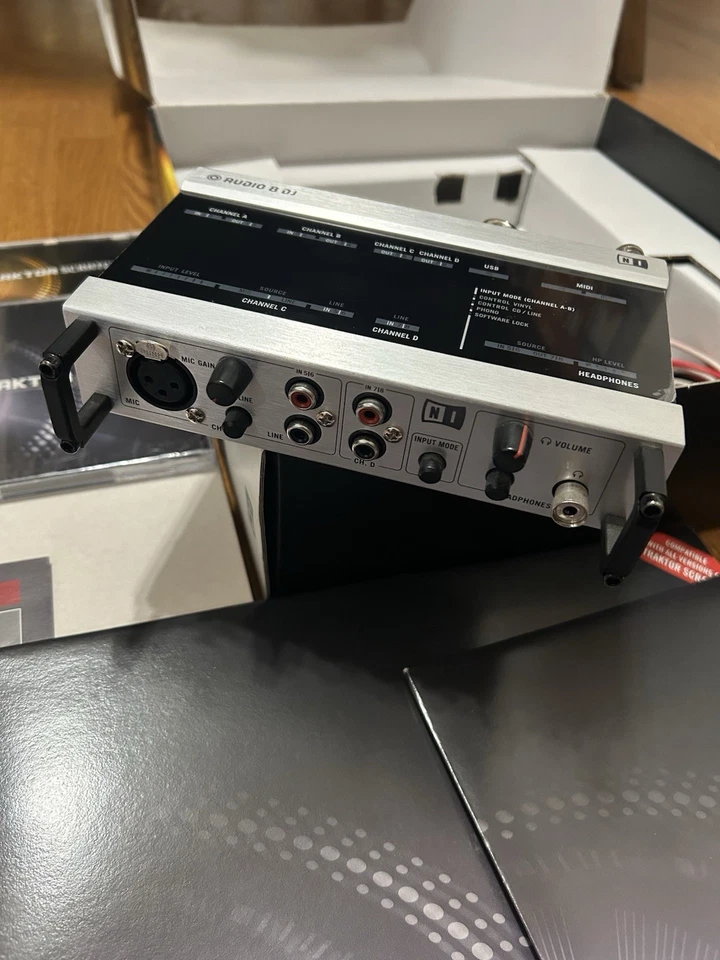 Native Instruments TRAKTOR SCRATCH PRO Audio8 DJ Complete w/Box 2x Control Vinyl - Image 3 of 4