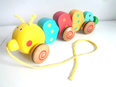 Holz Pull Along Wibbly Wackel bunte Raupe von Wilko 32 cm