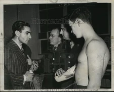 1949 Press Photo Shah Mohammed Reza Pahlevi of Iran visit Monarch Tours Hospital