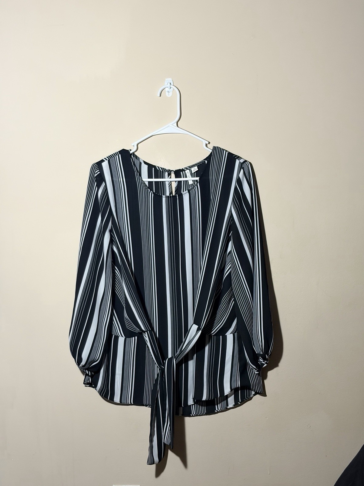 EST. 1946 Size Medium Women’s Black & White Vertical-Stripe Tie-Front Blouse