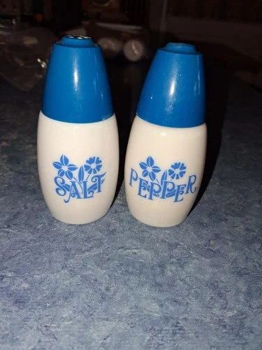 GEMCO Blue Cornflower Salt & Pepper Shaker Set Milk Glass Blue VTG 1970s Corning