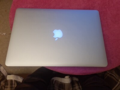 Apple MacBook Pro 15 Zoll 2,2 GHz Quad-Core Intel Core i7 (16GB 2014) mit Power