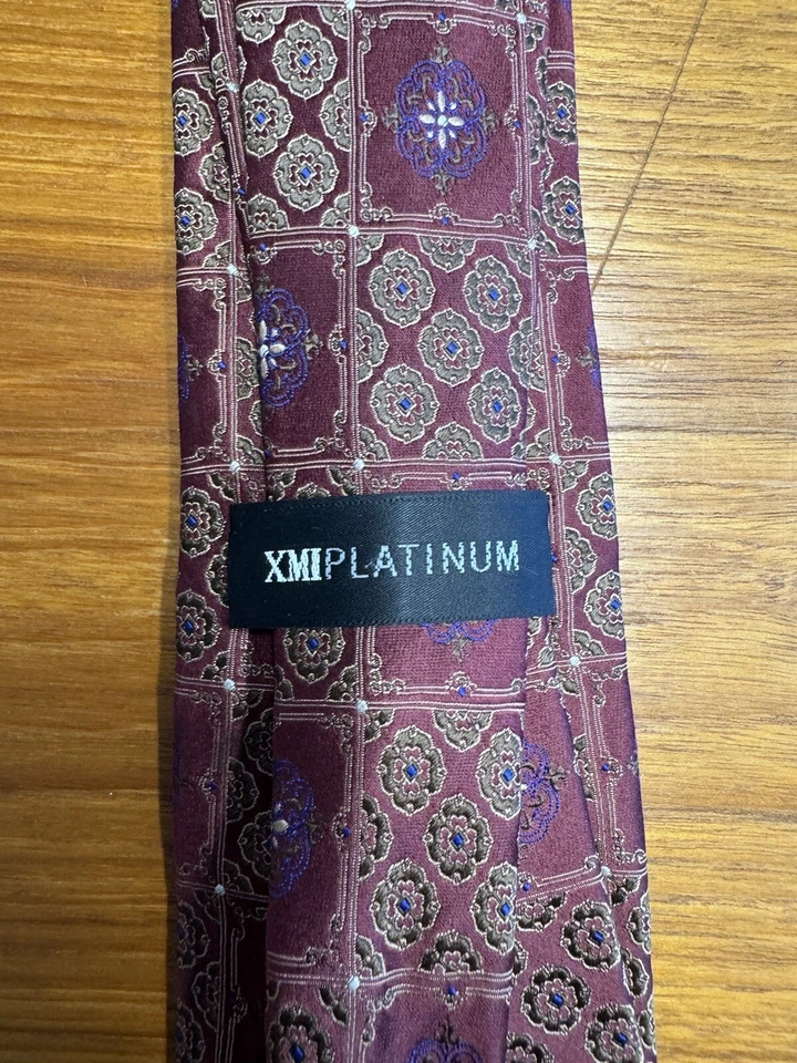 Corbata de seda XMI. Granate con floral morado. "59"" x 3,5""" Foto 4 de 4