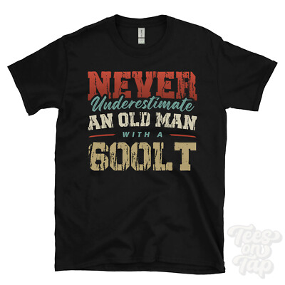 UNTERSCHÄTZE NIEMALS EINEN ALTEN MANN MIT 600LT LUSTIGES T-SHIRT IDEALES GESCHENK