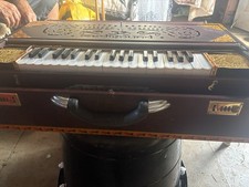 32-Key Portable Harmonium Hand-Pumped Reed Organ w/ Multi-Fold Bellows, Handle