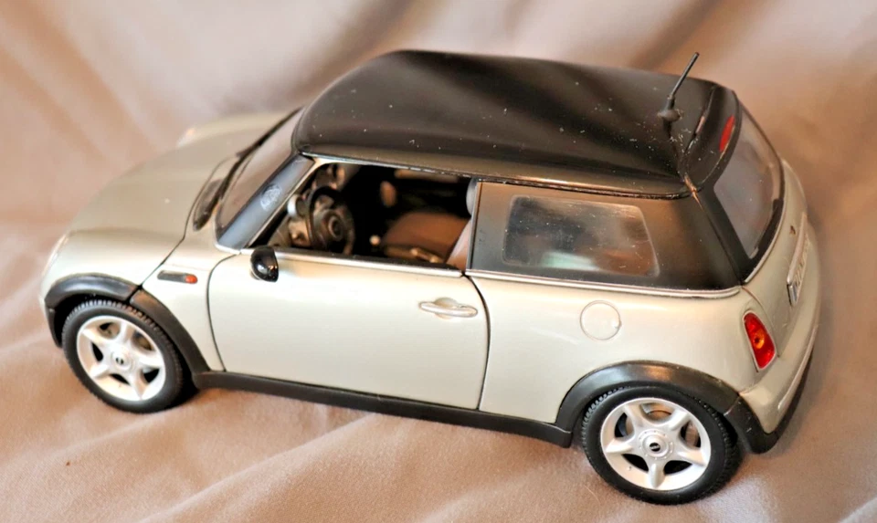 Modelo de coche MINI Cooper R50 diecast escala 1:18 plateado techo negro Inglaterra británica Foto 3 de 4