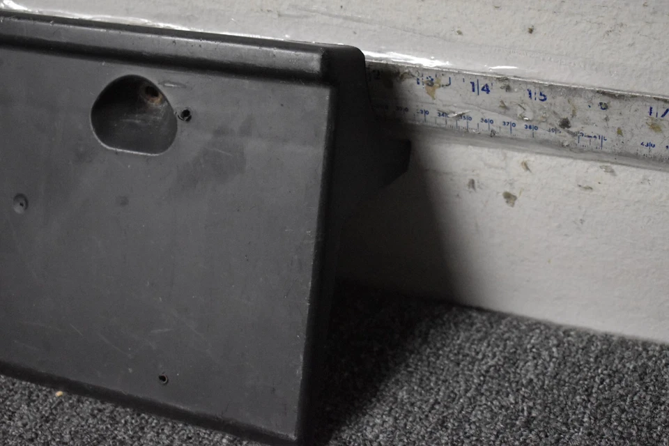 SOPORTE PLACA LICENCIA DELANTERA MASERATI FÁBRICA OEM Foto 2 de 4