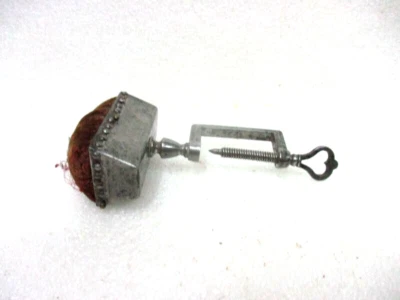 Ancien pique aiguille en acier pour couturière dentellière brodeuse XIXeme - Photo 1/4