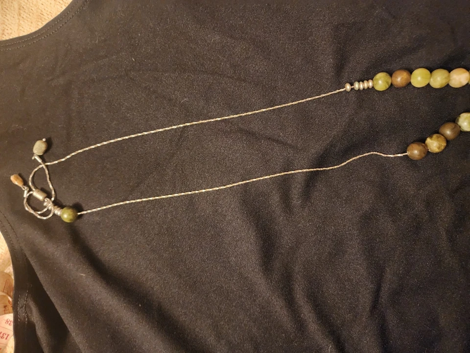 Collar con cuentas de piedra verde longitud ajustable Foto 3 de 3