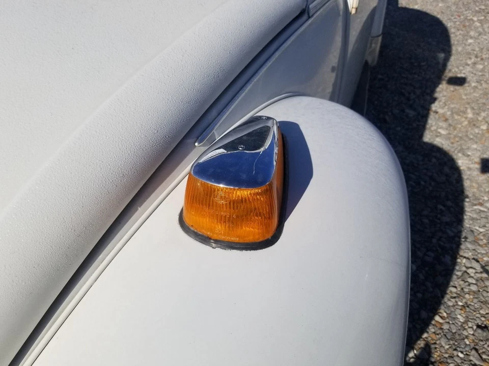 78 1978 VOLKSWAGEN BEETLE FRONT FENDER MOUNTED TURN SIGNAL LAMP LEFT DRIVER - Image 2 of 4