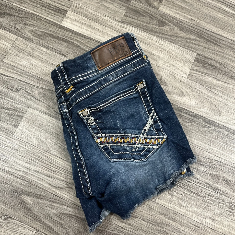 Pantalones cortos de mezclilla BKE Stella tiro bajo lavado oscuro elástico azul para mujer talla 29 Foto 2 de 4