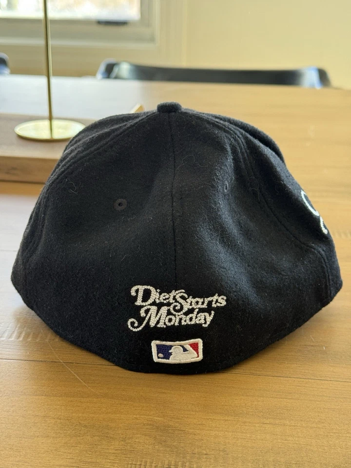 New Era Boston Red Sox 59Fifty Sombrero Ajustado Dieta Comienza Lunes, Talla 7 5/8 Foto 3 de 4