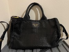 borsa prada nera a mano e tracolla