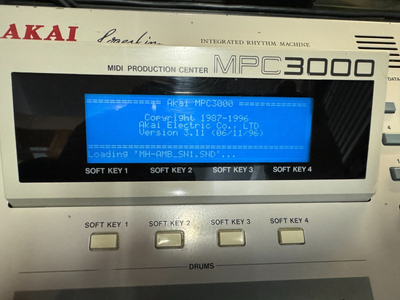 AKAI MPC 3000 32 meg drum sampler /PADS/ v 3.11 Floppy , 120volt 