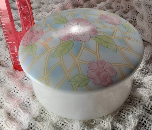 Vtg White Milk Glass Pastel Floral Lid Trinket Jewelry Box Arcopal France - Picture 2 of 7