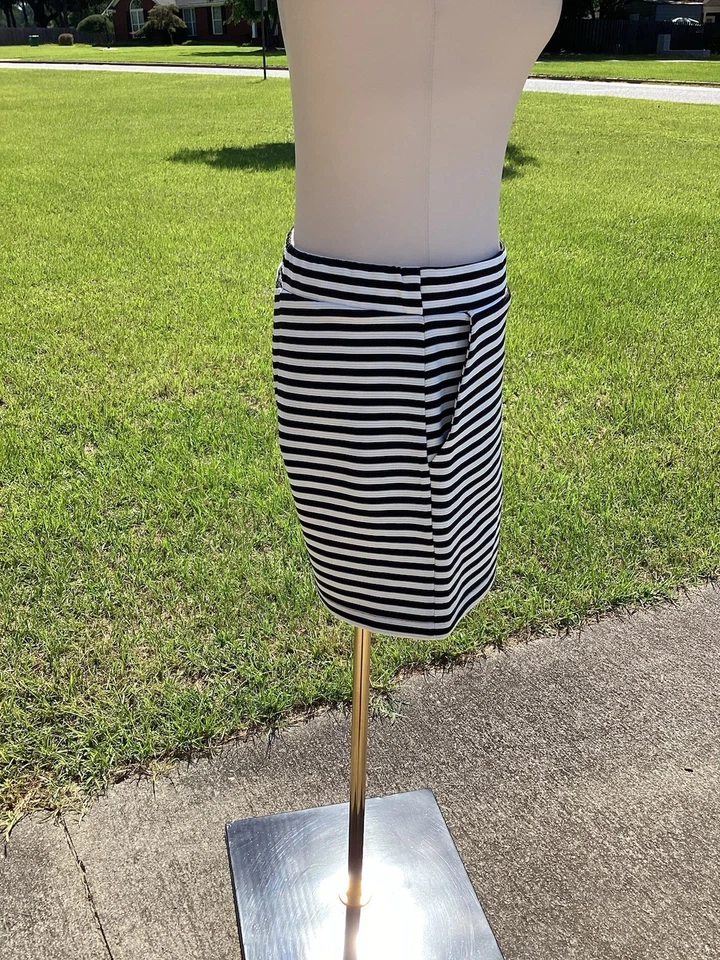 Pantalones cortos Attention para mujer a rayas blancas y negras talla S bolsillos delanteros planos Foto 2 de 4