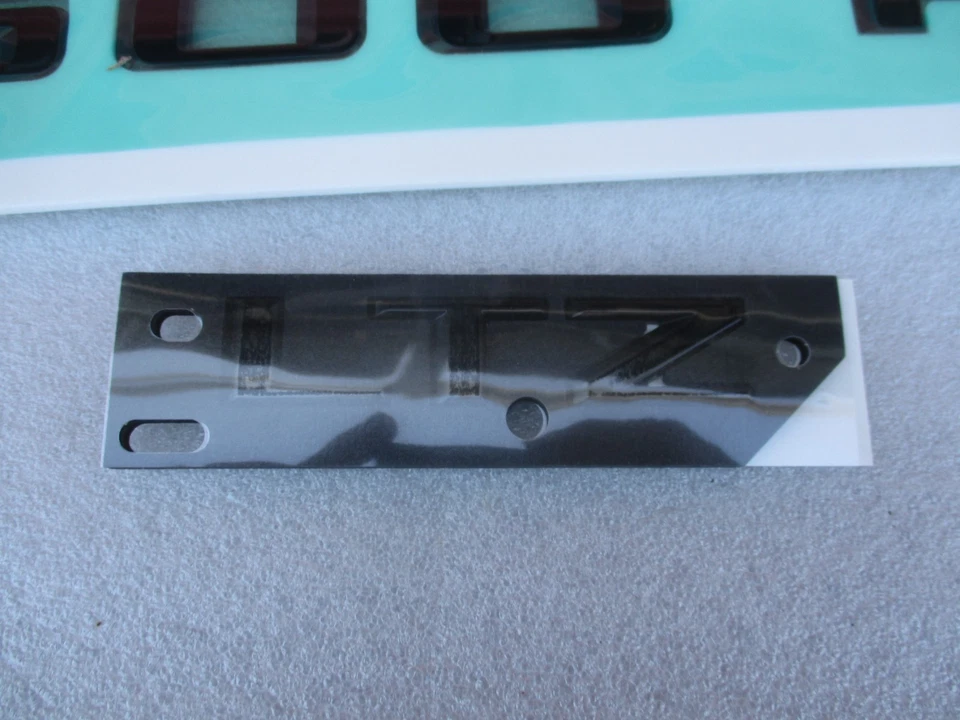 Комплект глянцевой черной эмблемы 2020-2024 Chevrolet Silverado 2500HD LTZ 86539804 GM от оригинального производителя - Изображение 4 из 4