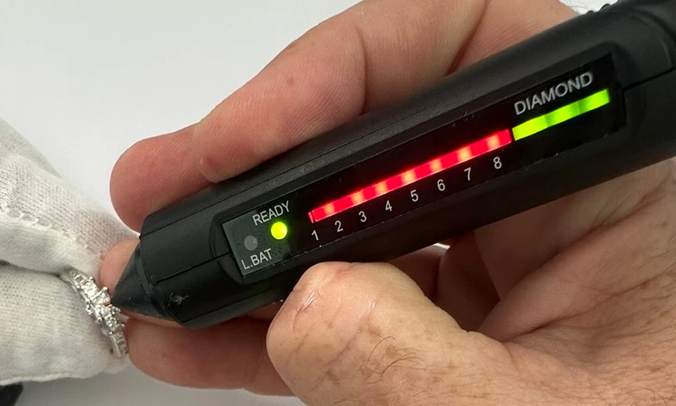 Anillo de compromiso de diamantes naturales de 1 quilate de oro blanco de 14 quilates de aniversario de boda Foto 4 de 4