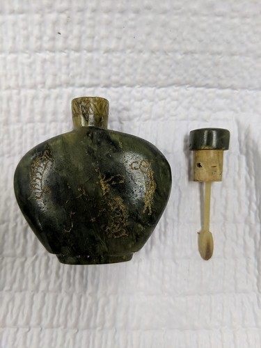 Vintage Green Carved Snuff Bottle with Lid - Picture 8 of 8