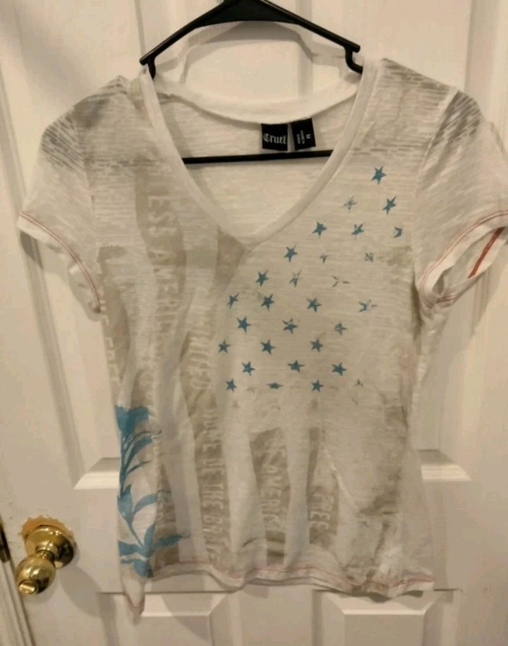 V-neck t-shirt