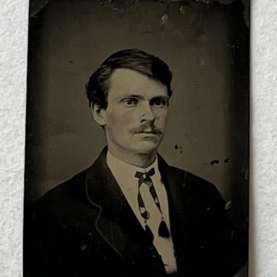 Antigua miniatura gema tipo tinte fotografía guapo hombre encantador bigote Foto 3 de 4