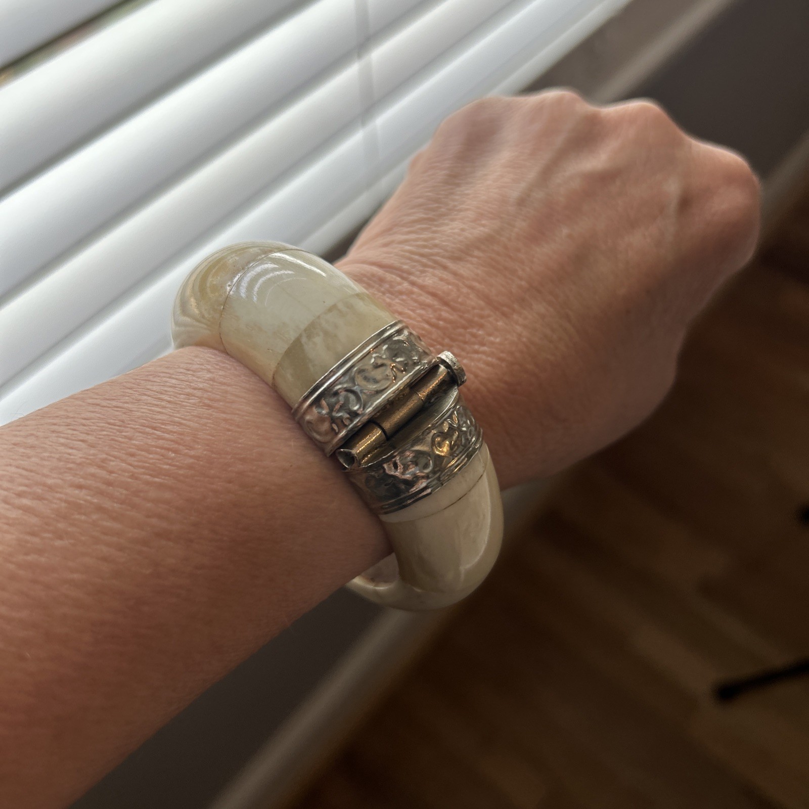 Vintage Bone Pull Pin Hinged Bangle Bracelet - image 6