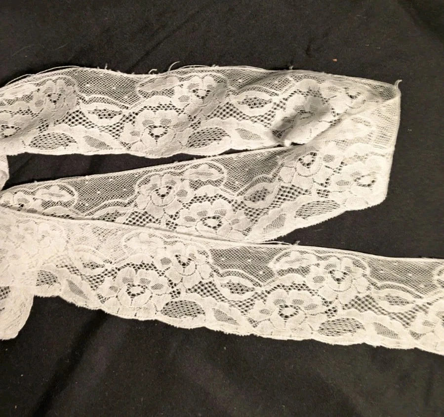 Dentelle ancienne, 2 Bandes Motif Floral Festonné, 2 X 1,70 cm x 6 cm - Photo 3/4