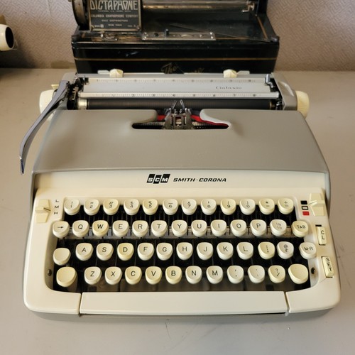 Vintage MCM 1960s Smith-Corona Galaxie Typewriter With Hard Case  - TYPES GREAT