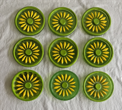 #ad 1 VTG MCM GREEN amp; YELLOW DAISY Coaster Trivet Resin Lucite 60s Boho Colorflo $16.50