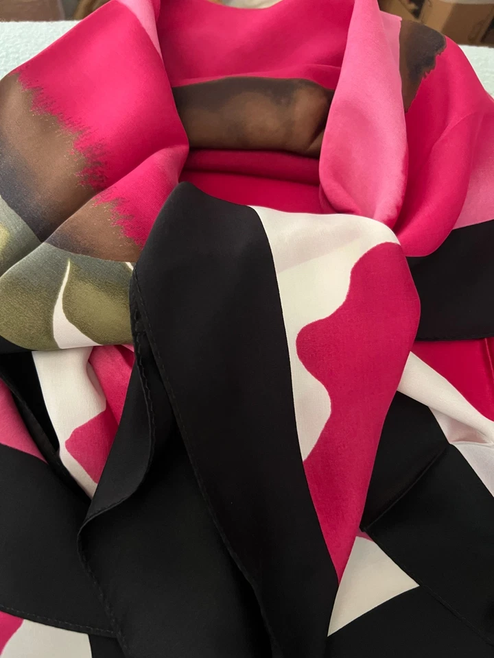 PRECIOSA BUFANDA TALBOTS 100% SEDA 36" SQ TONOS ROJO Y ROSA BORDE NEGRO NUEVA CON ETIQUETAS Foto 2 de 4